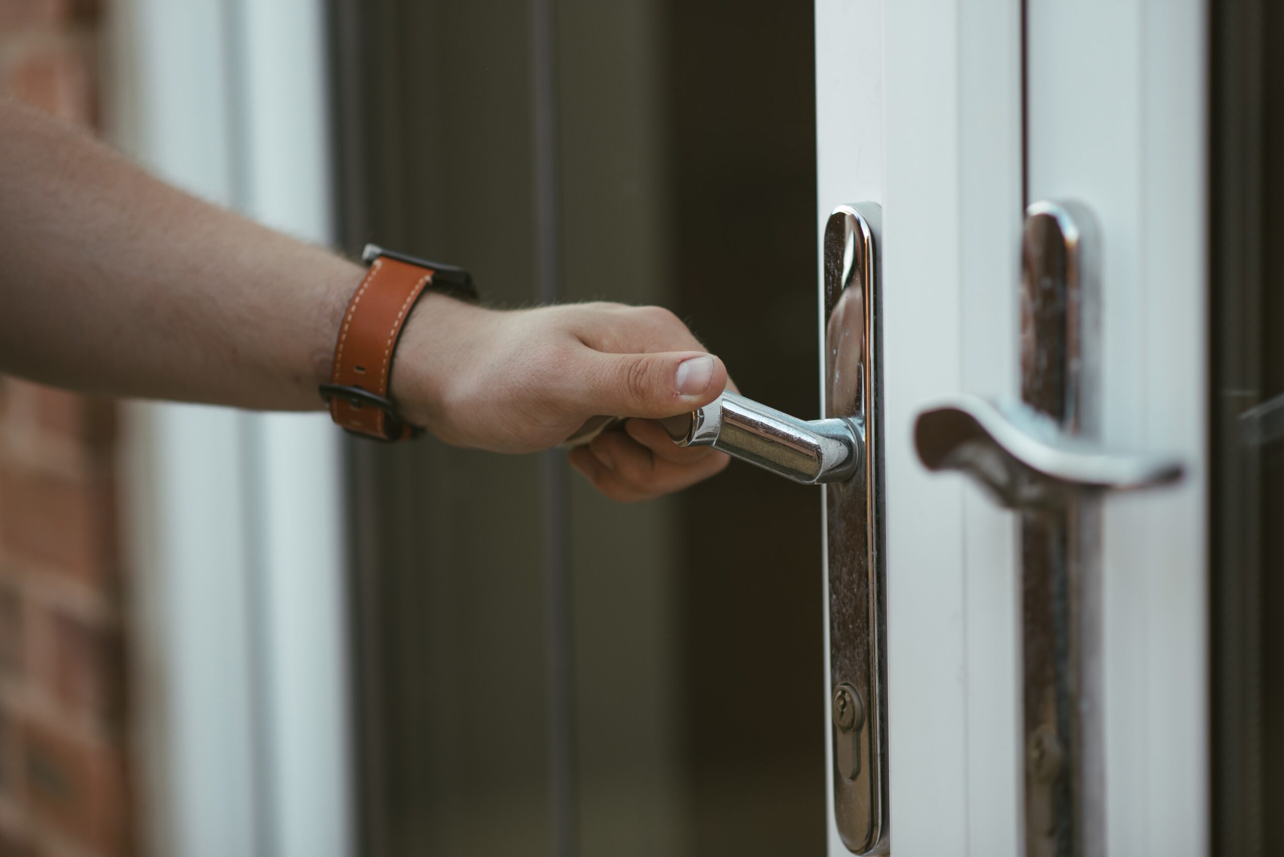 Ouverture de porte claquée (sans clé, simple)
